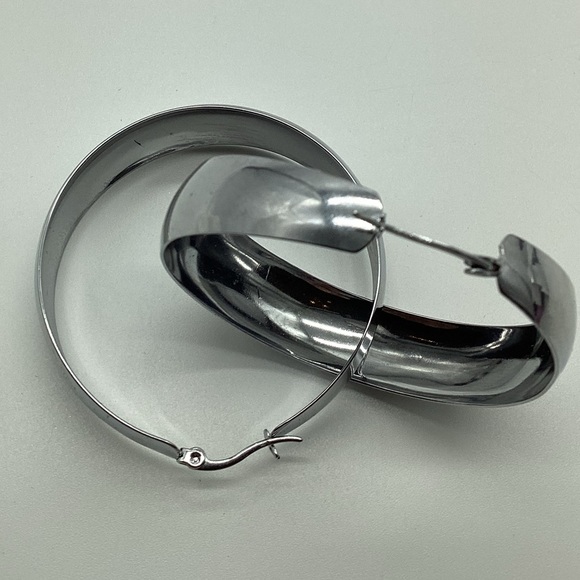 1.5'' Round Chunky Hoop Earrings - Not sure of what they are made of. Reposhed - Picture 5 of 10